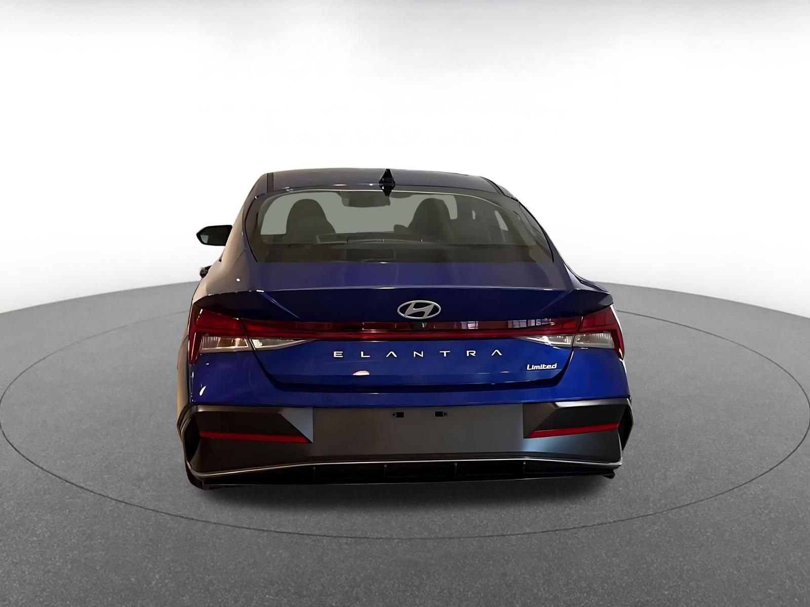 Used 2025 Hyundai Elantra Limited image 12