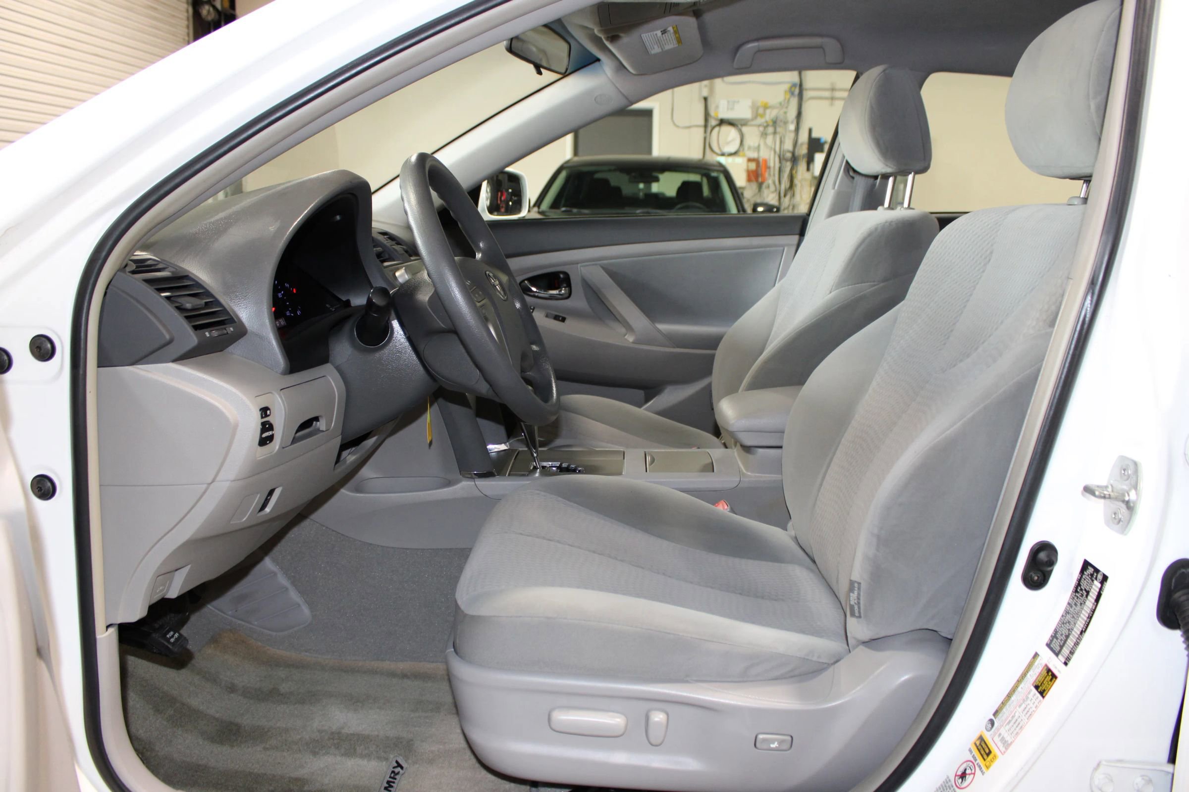 Used 2010 Toyota Camry LE image 8