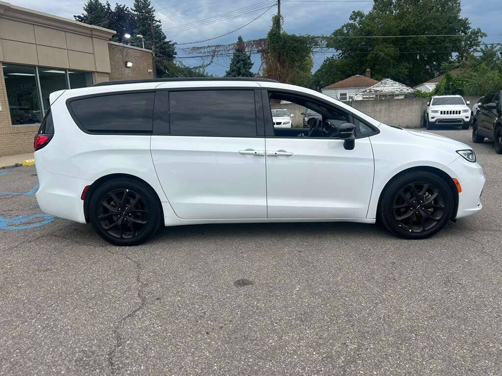 Used 2025 Chrysler Pacifica Limited FWD image 4