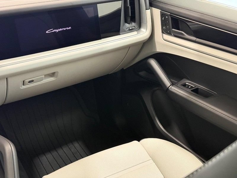 Certified 2025 Porsche Cayenne Turbo AWD/4WD image 17
