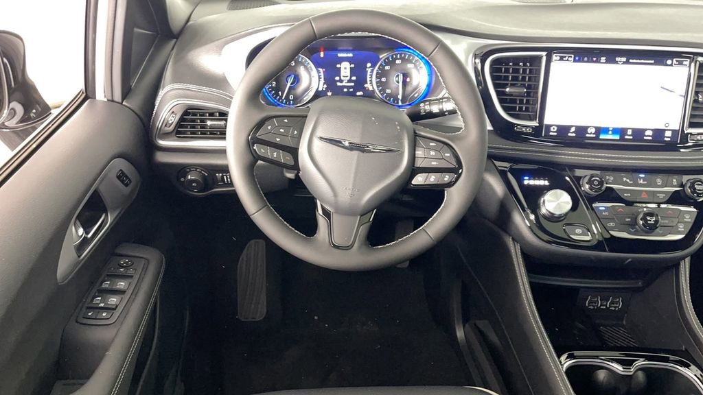 New 2025 Chrysler Pacifica Limited image 15