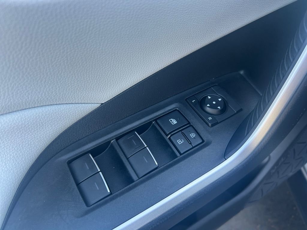 Used 2022 Toyota RAV4 XLE image 23