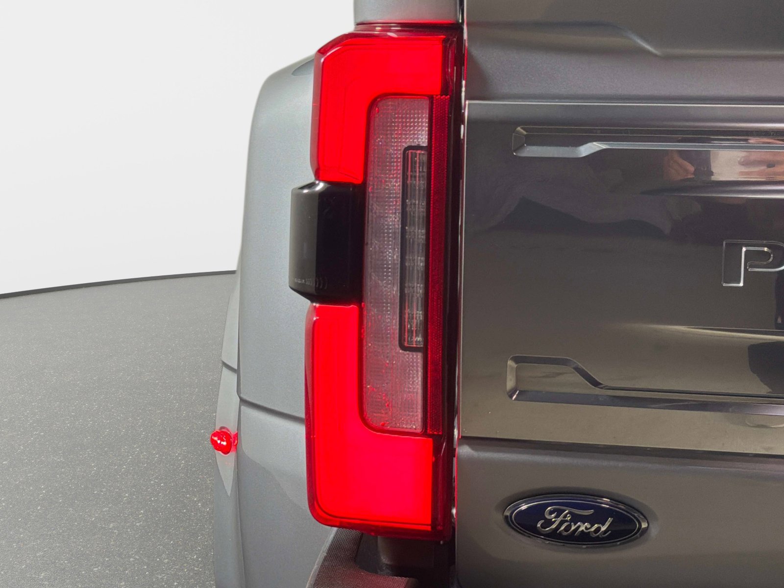 Used 2023 Ford F350 Platinum AWD/4WD image 18