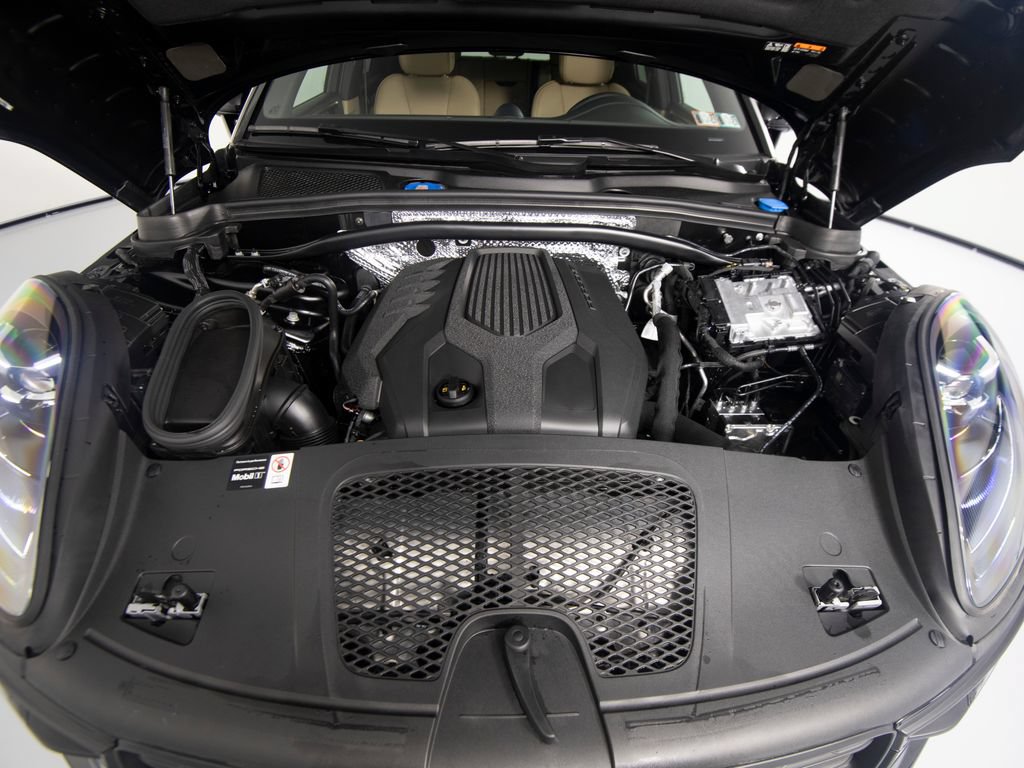 Certified 2026 Porsche Macan AWD/4WD image 45