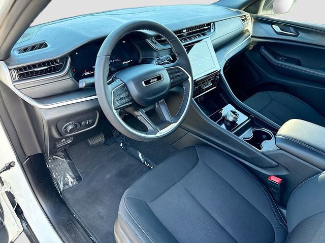 Used 2024 Jeep Grand Cherokee Laredo w/ Luxury Tech Group I RWD image 9