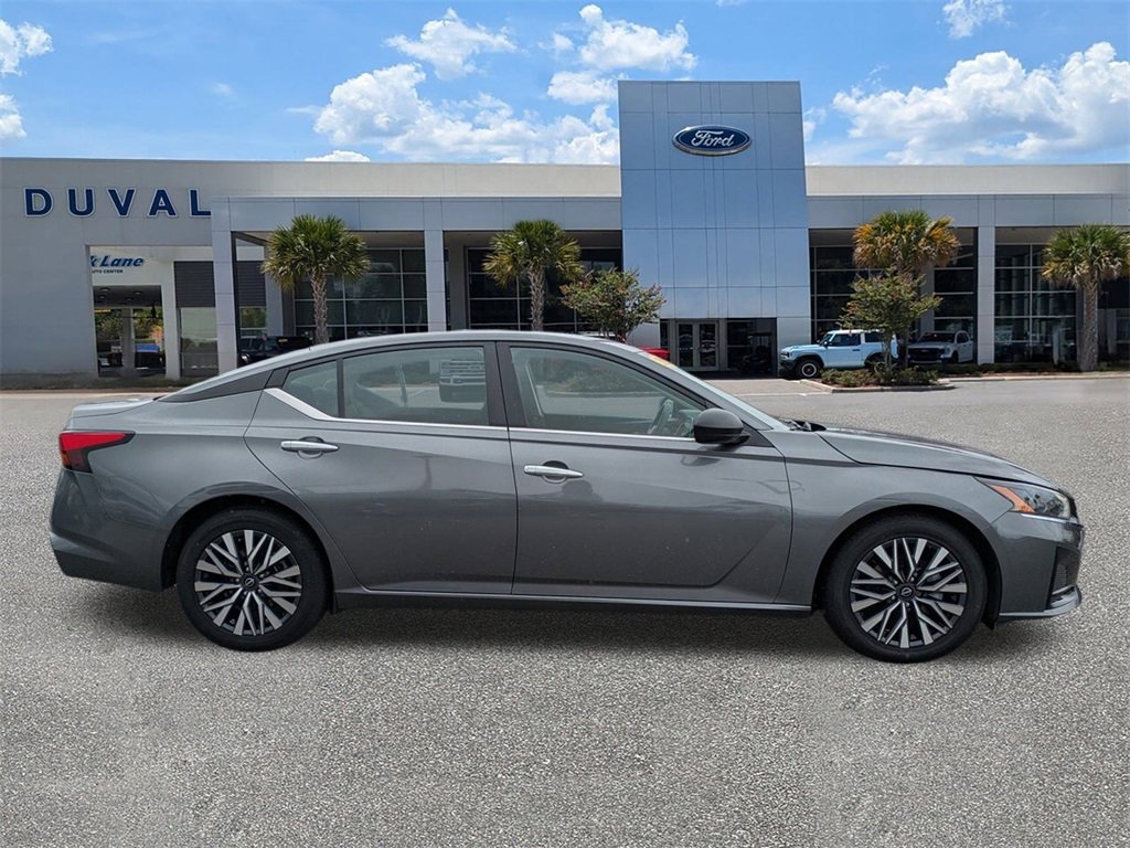 Used 2024 Nissan Altima 2.5 SV image 2