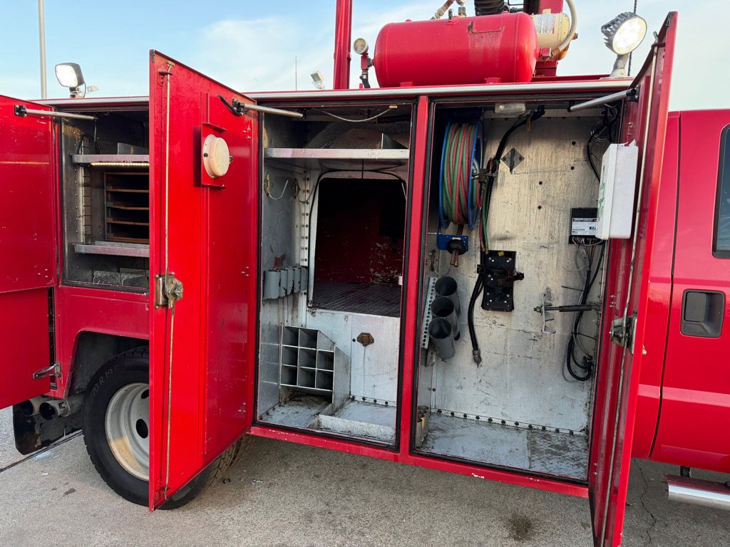 Used 2011 Ford F550 4x4 Crew Cab Super Duty w/ XLT Interior Pkg image 14