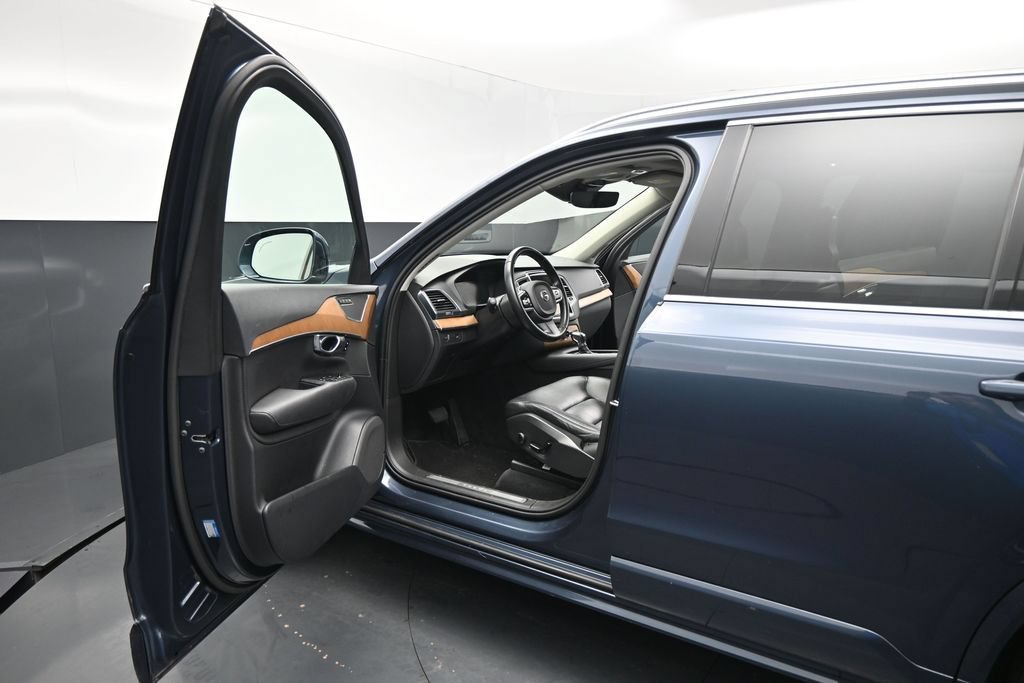 Used 2021 Volvo XC90 T5 Momentum w/ Protection Package Premier AWD/4WD image 7