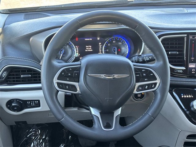 Used 2023 Chrysler Pacifica Touring-L image 8