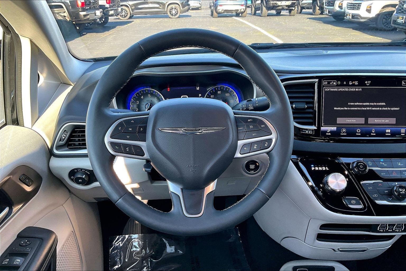 Used 2024 Chrysler Pacifica Touring-L image 5