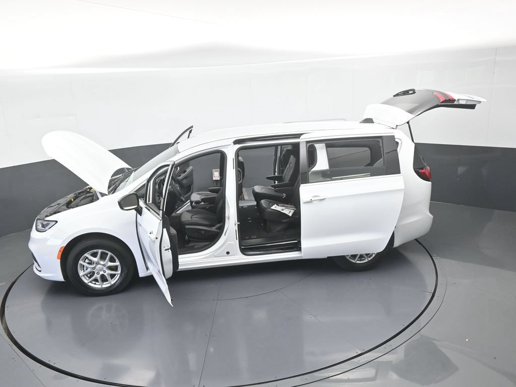 Used 2025 Chrysler Pacifica Select FWD image 60
