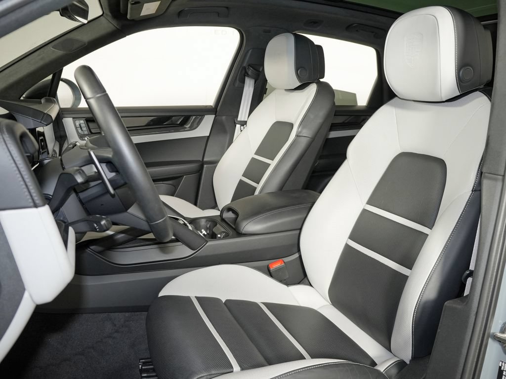 Certified 2025 Porsche Cayenne GTS AWD/4WD image 5