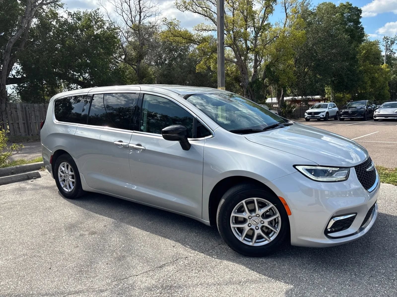 Used 2024 Chrysler Pacifica Touring-L FWD image 6