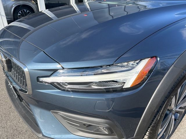 Certified 2025 Volvo V60 B5 Cross Country Plus image 8