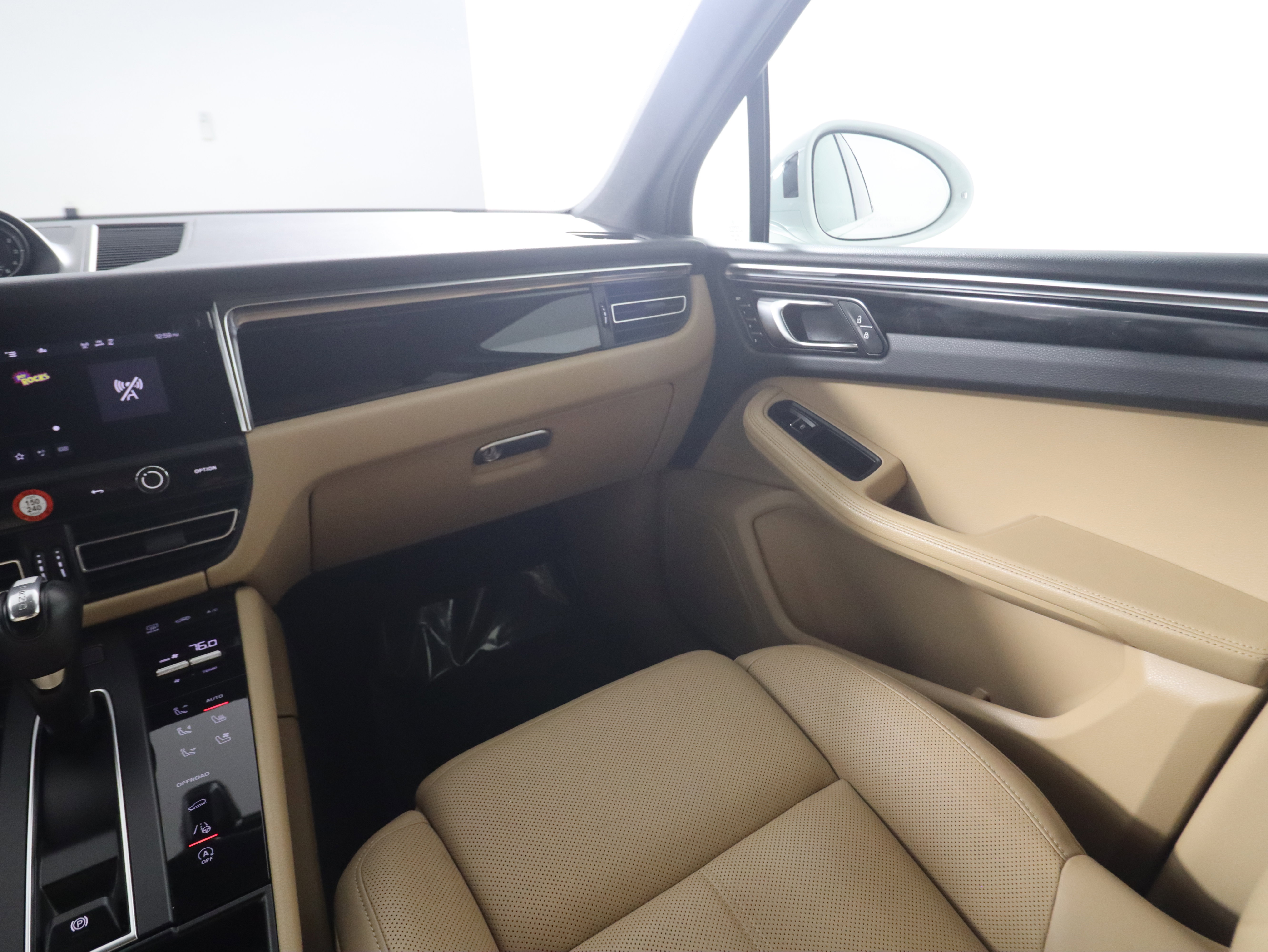 Certified 2023 Porsche Macan image 14