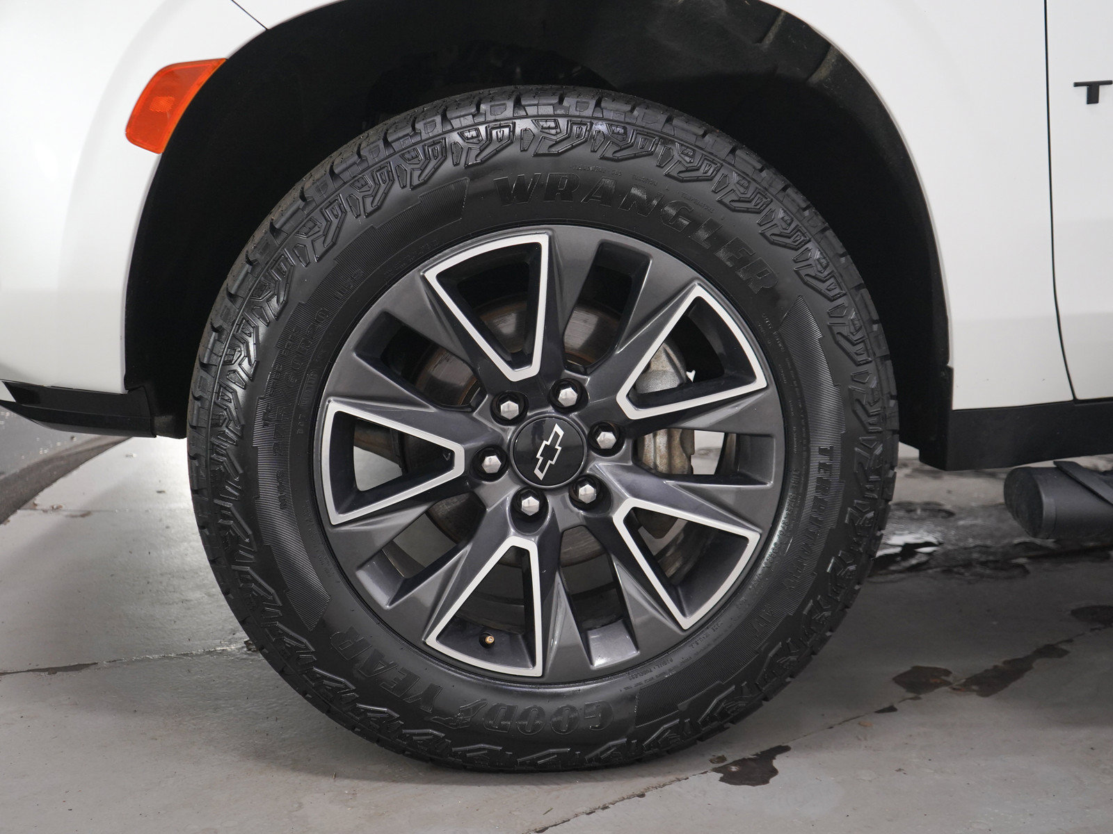 Used 2021 Chevrolet Tahoe Z71 w/ Z71 Signature Package AWD/4WD image 32