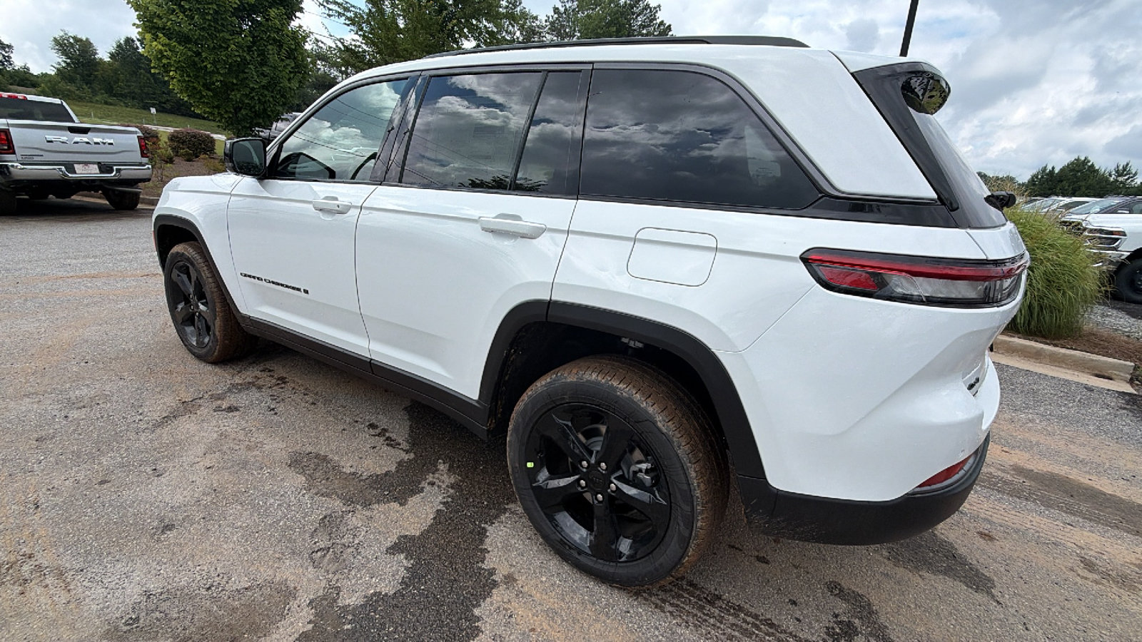 New 2026 Jeep Grand Cherokee Limited w/ Limited Altitude Package AWD/4WD image 10