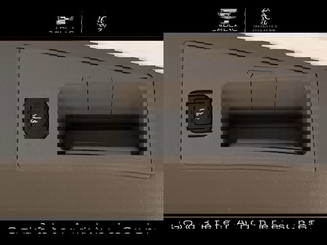 Used 2018 Cadillac XT5 Luxury w/ Driver Awareness Package FWD image 32