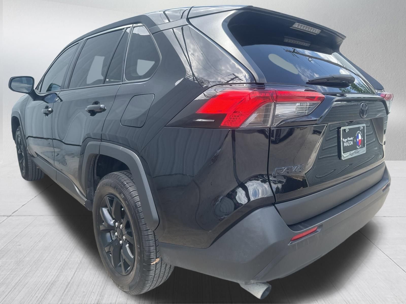 Used 2022 Toyota RAV4 LE FWD image 6