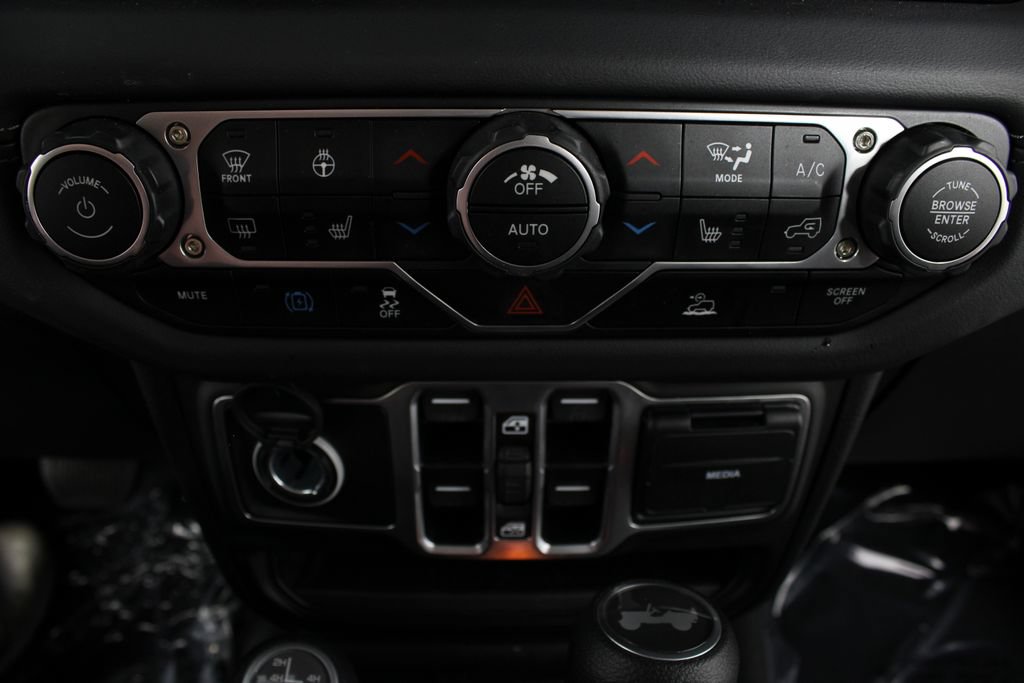 Used 2025 Jeep Wrangler Unlimited Sahara AWD/4WD image 6