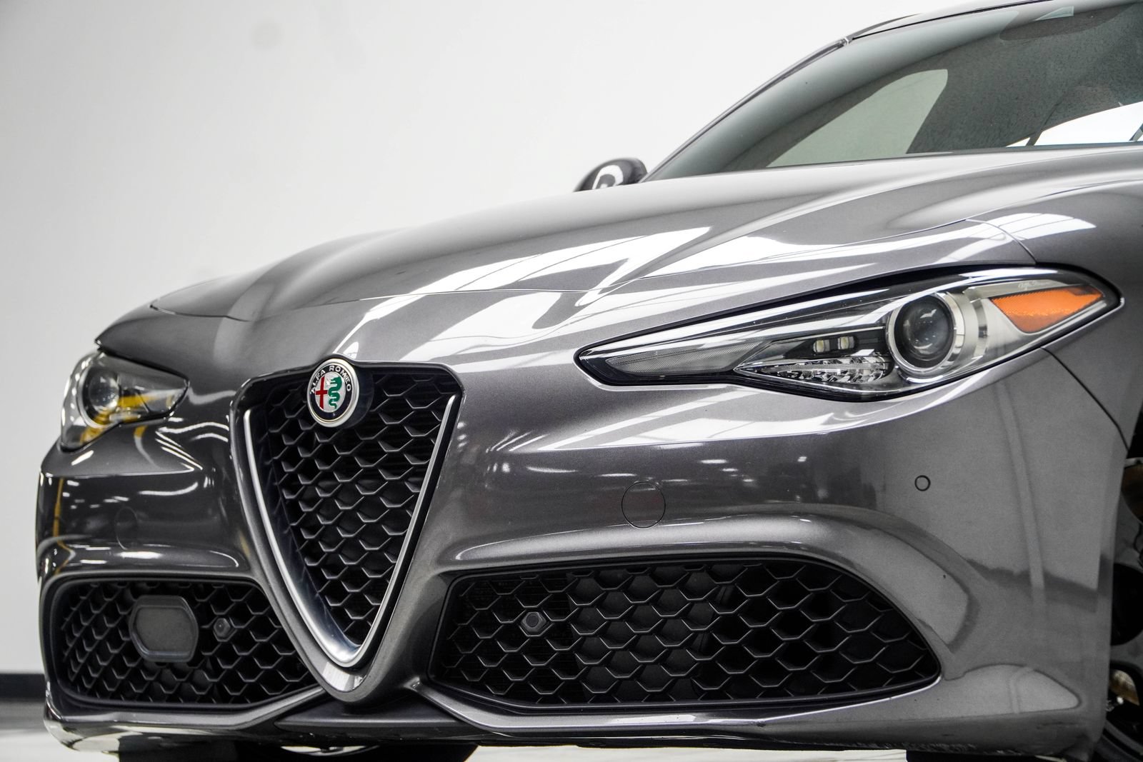 Used 2022 Alfa Romeo Giulia Ti RWD image 2