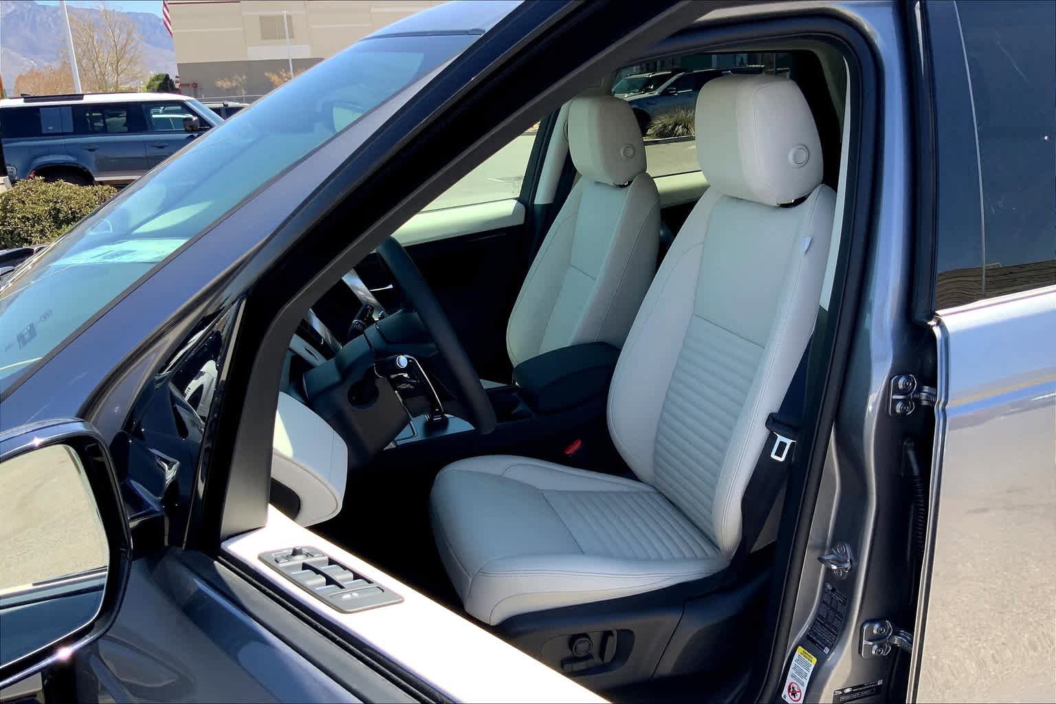 Used 2025 Land Rover Discovery Sport S image 9