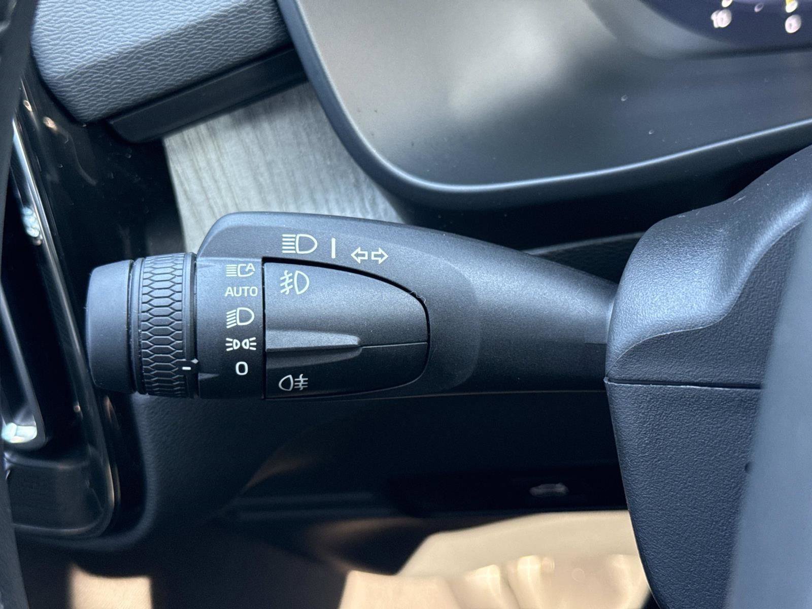 Used 2024 Volvo XC40 B5 Plus image 11