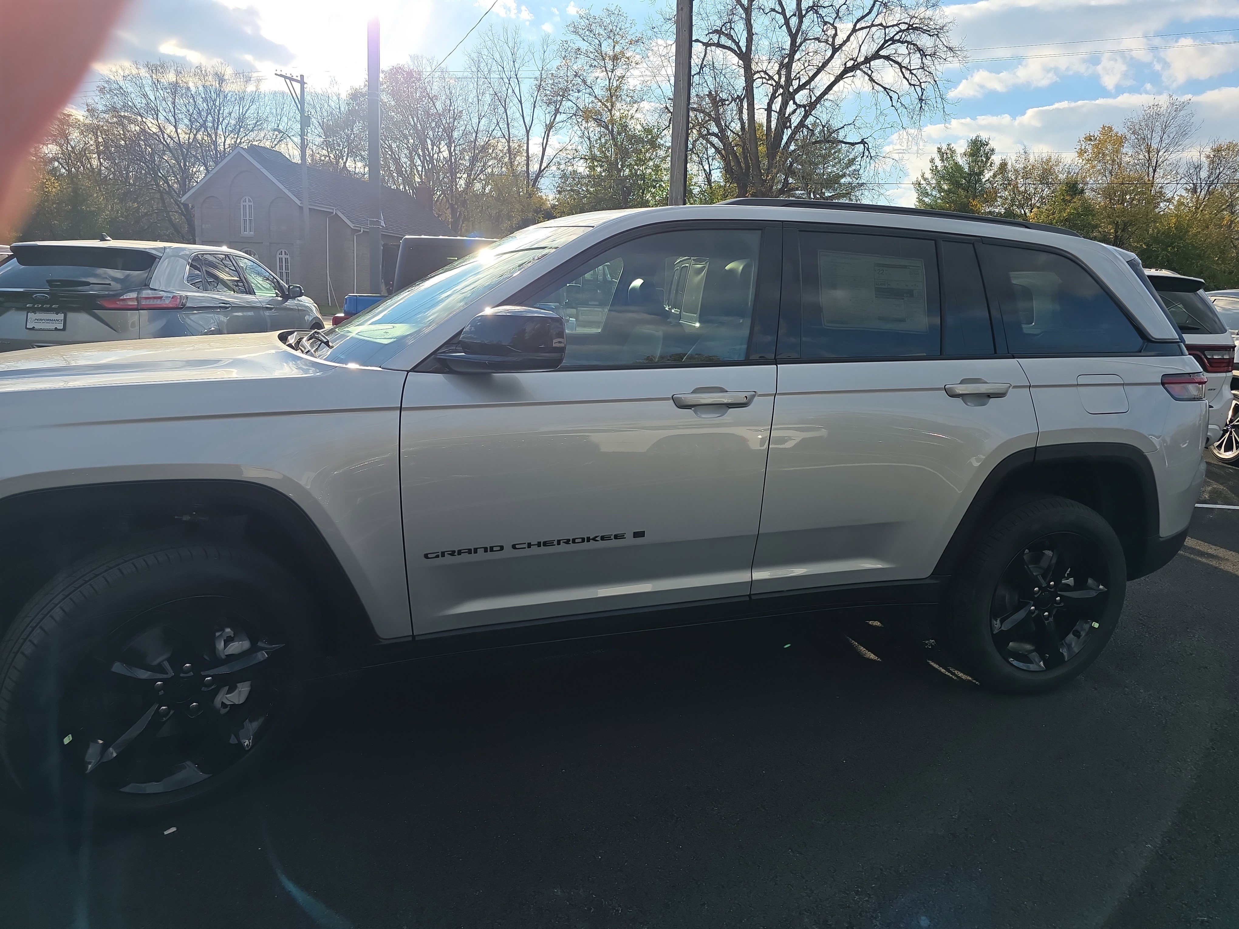 New 2025 Jeep Grand Cherokee Limited w/ Black Appearance Package image 18