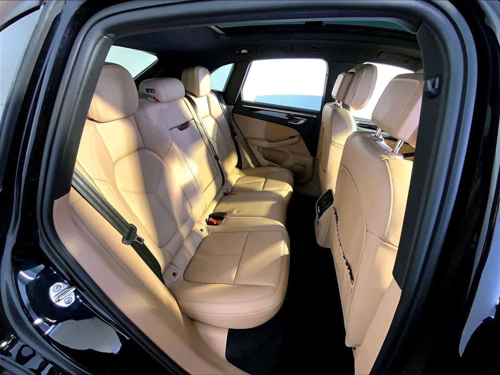 Certified 2025 Porsche Macan image 23