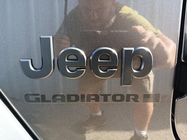 Used 2025 Jeep Gladiator Sport image 12