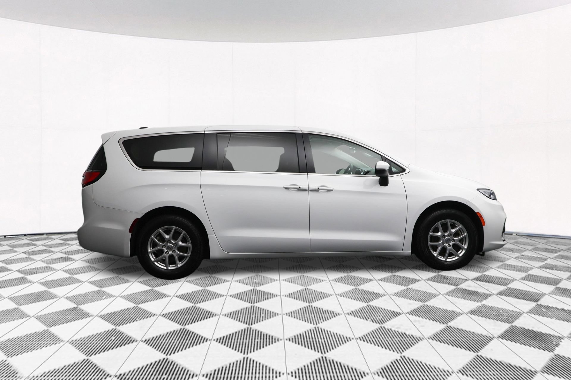 Used 2023 Chrysler Pacifica Touring-L FWD image 44