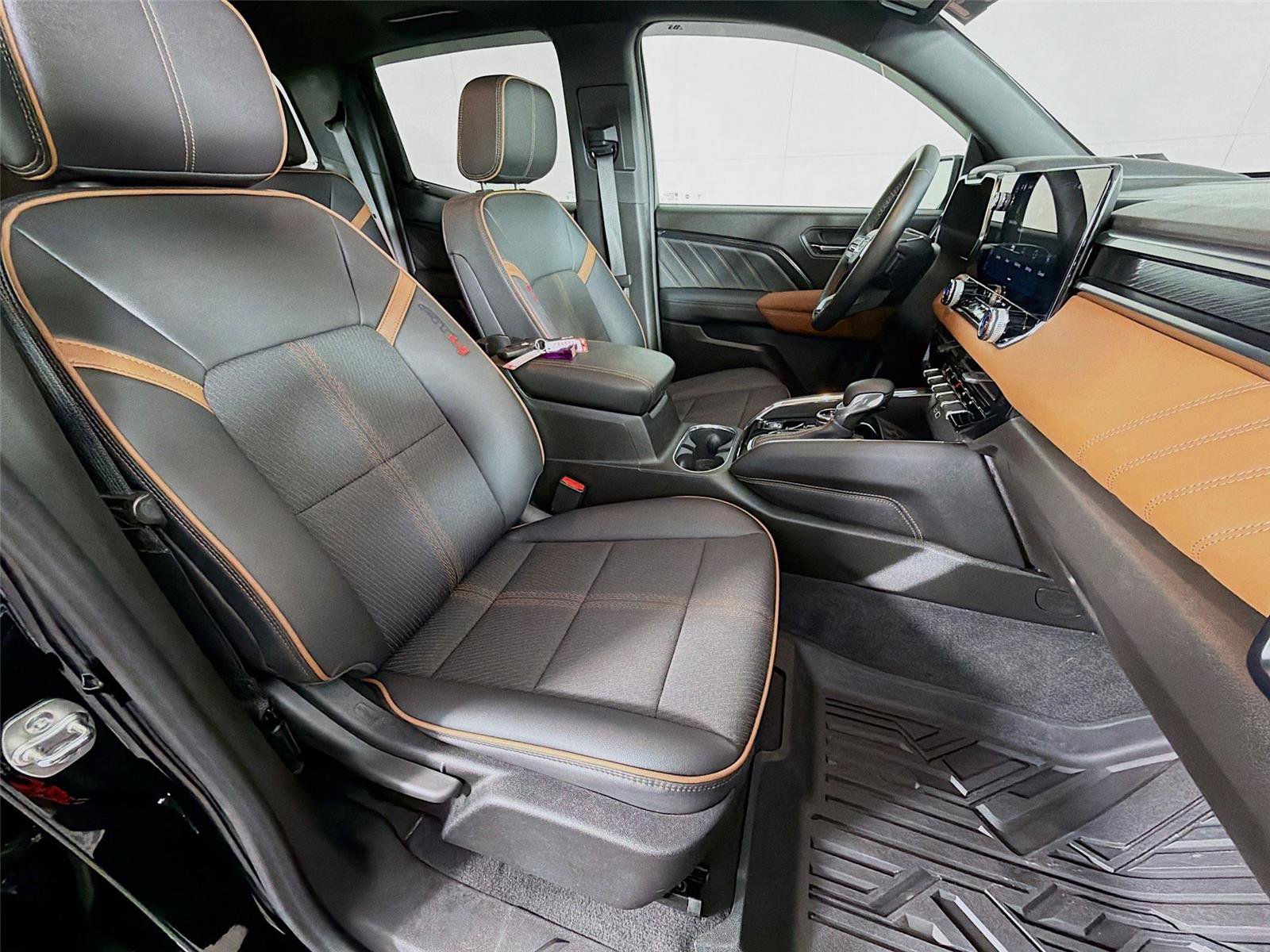 Used 2024 GMC Canyon AT4 w/ Technology Package image 28