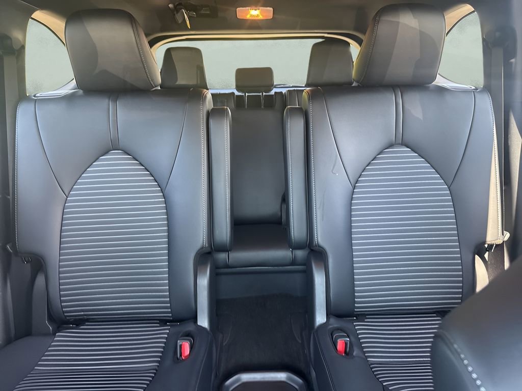 Used 2025 Toyota Highlander Limited image 12