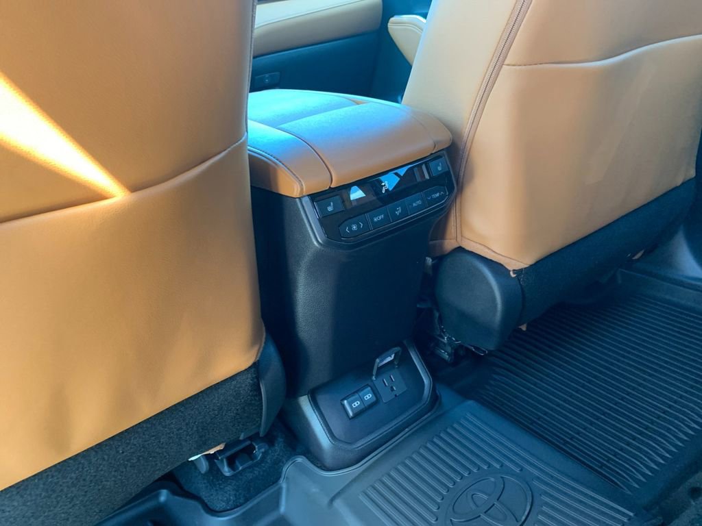 New 2026 Toyota Highlander Platinum AWD/4WD image 14