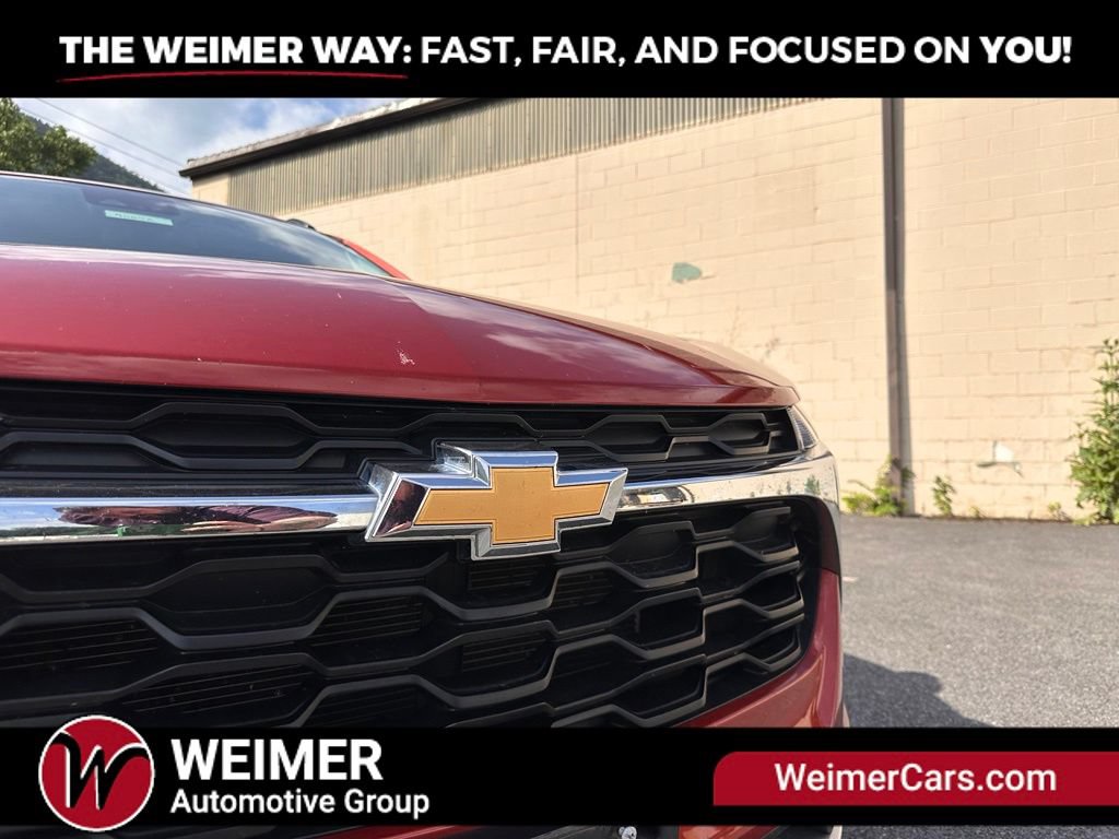 Used 2024 Chevrolet Trax LT w/ LT Convenience Package FWD image 3