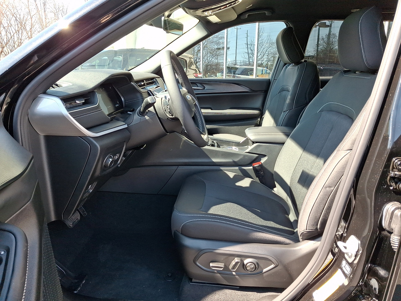 New 2026 Jeep Grand Cherokee Laredo image 9