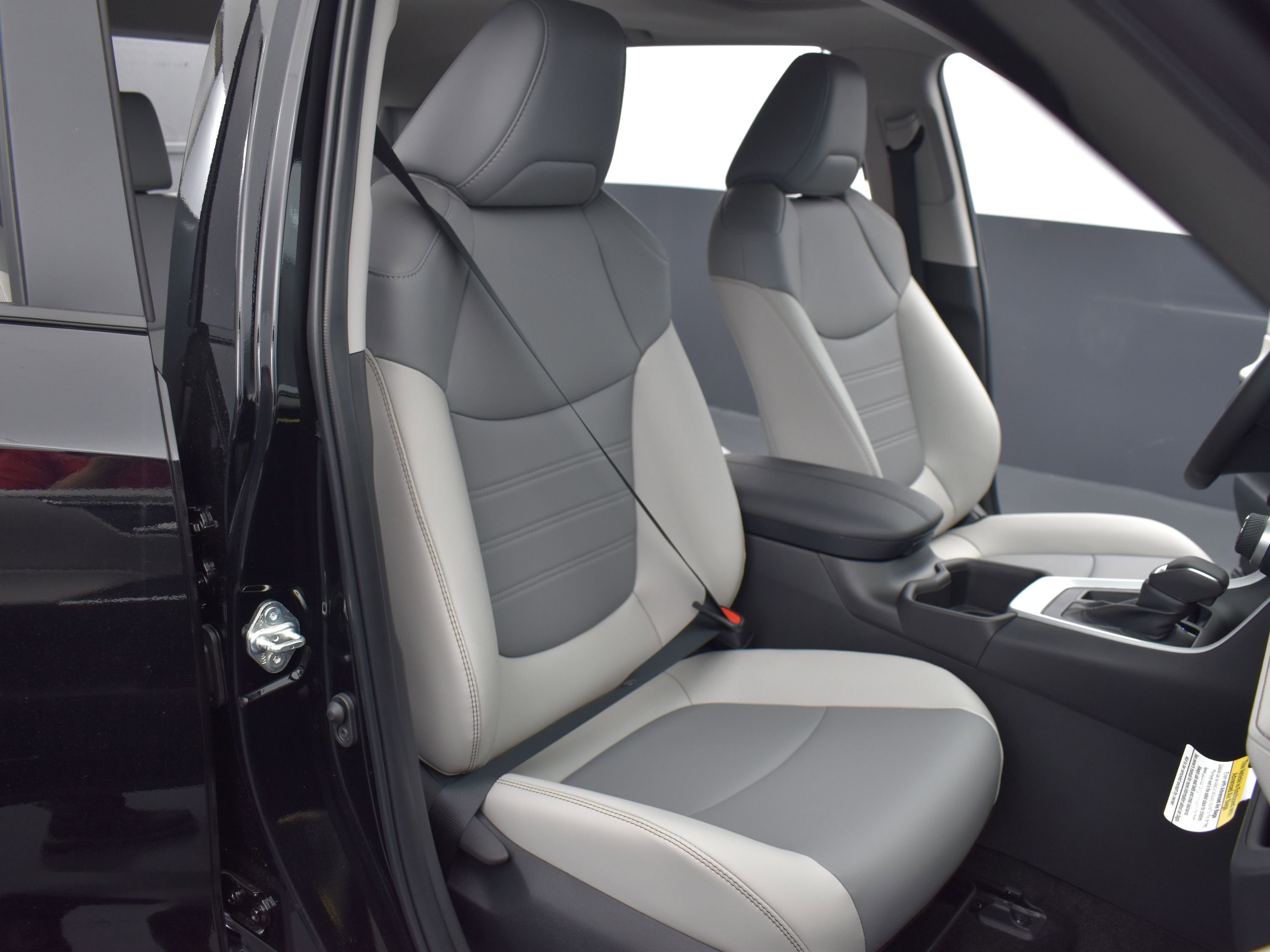 Used 2025 Toyota RAV4 XLE Premium image 27