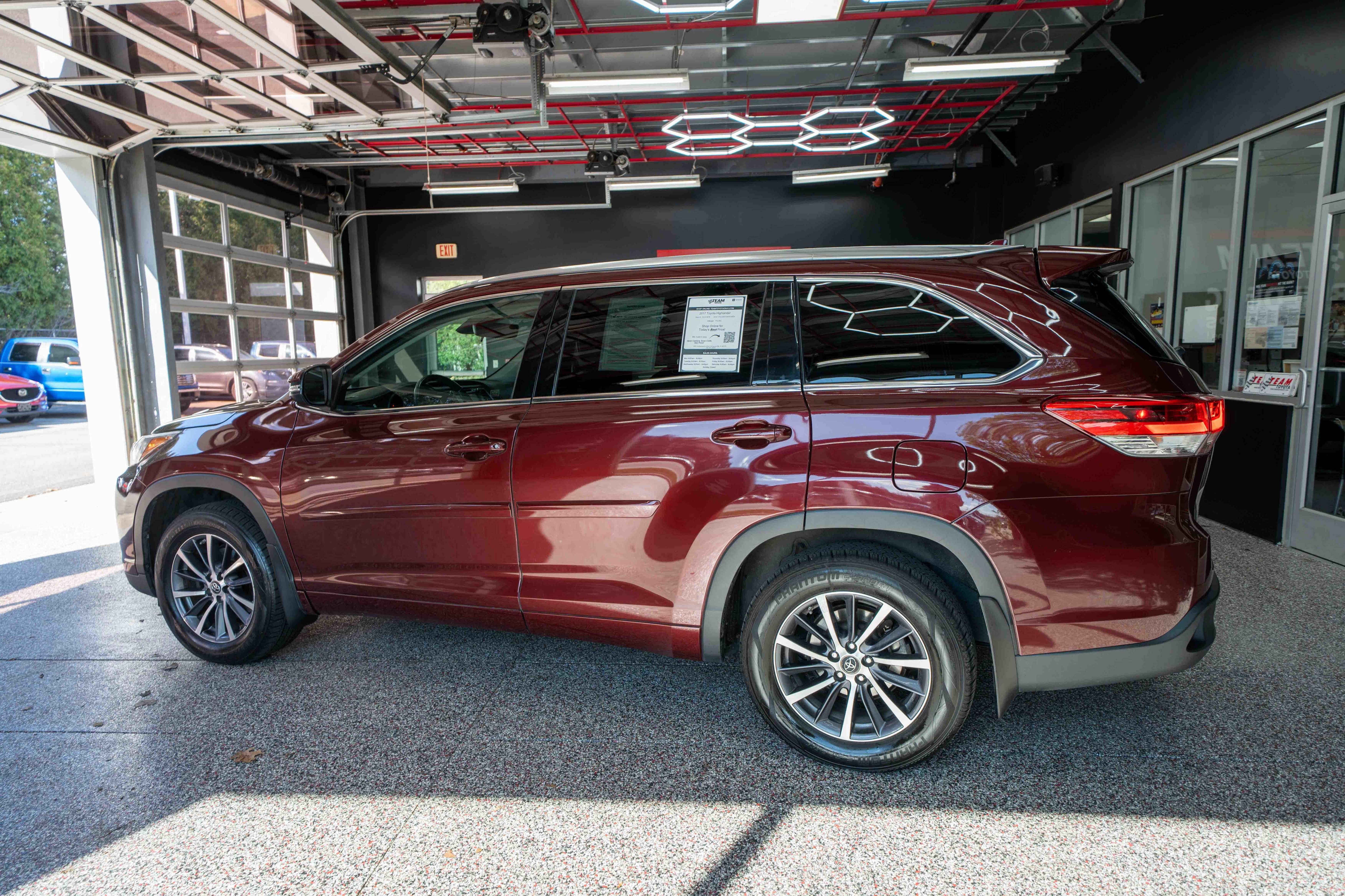 Used 2017 Toyota Highlander XLE image 2