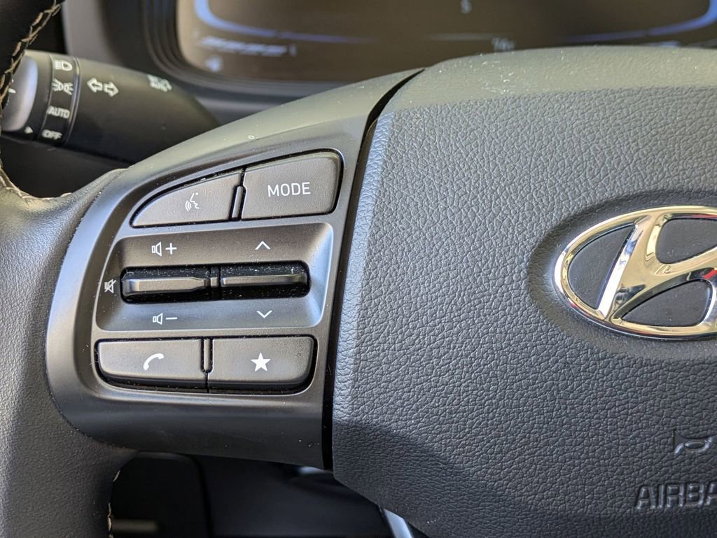 Used 2025 Hyundai Venue Limited FWD image 20