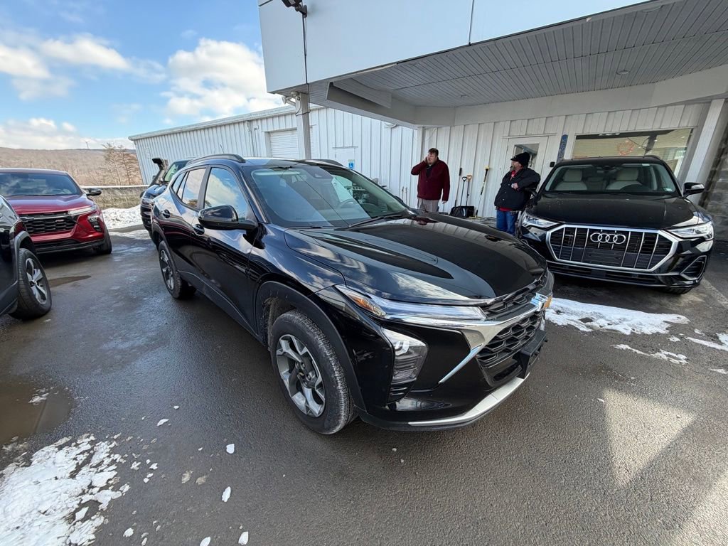 Used 2025 Chevrolet Trax LT image 6