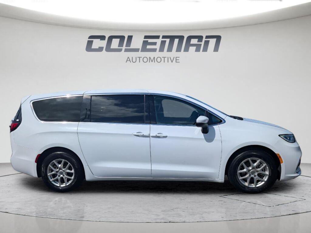 Used 2023 Chrysler Pacifica Touring-L FWD image 24