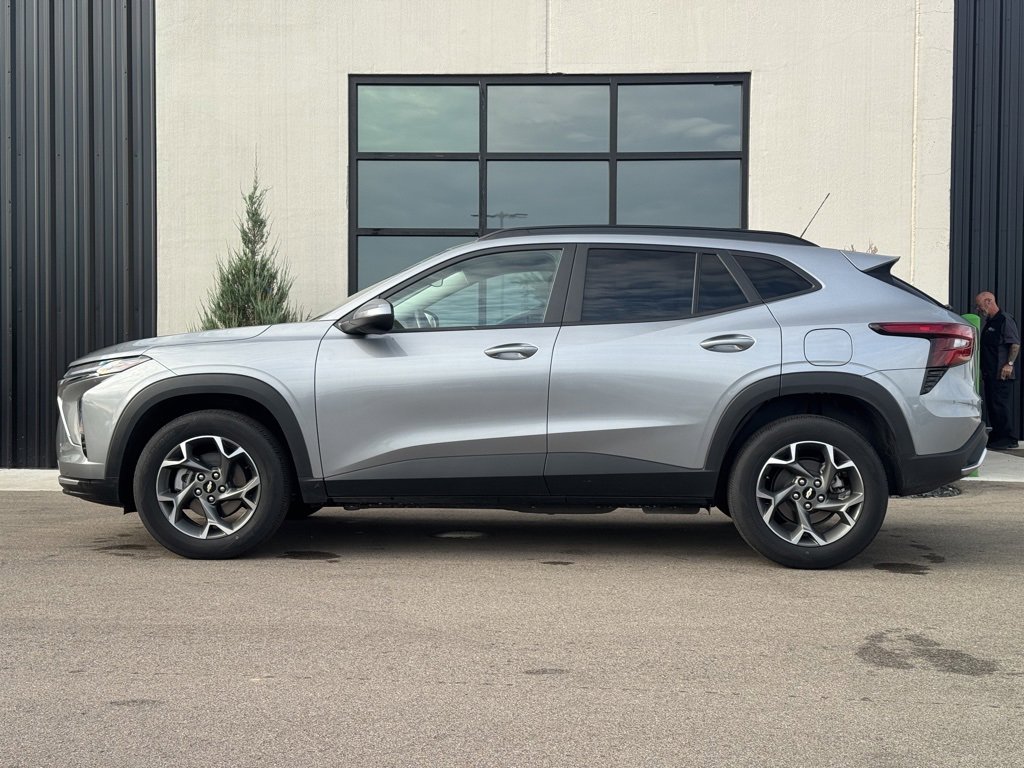 Used 2024 Chevrolet Trax LT w/ Driver Confidence Package image 2