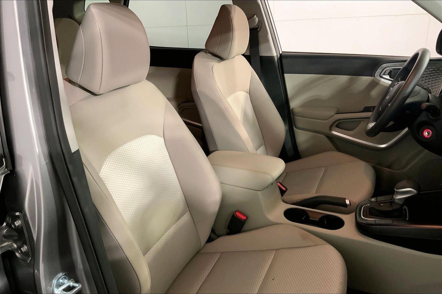 Used 2025 Kia Soul LX FWD image 7