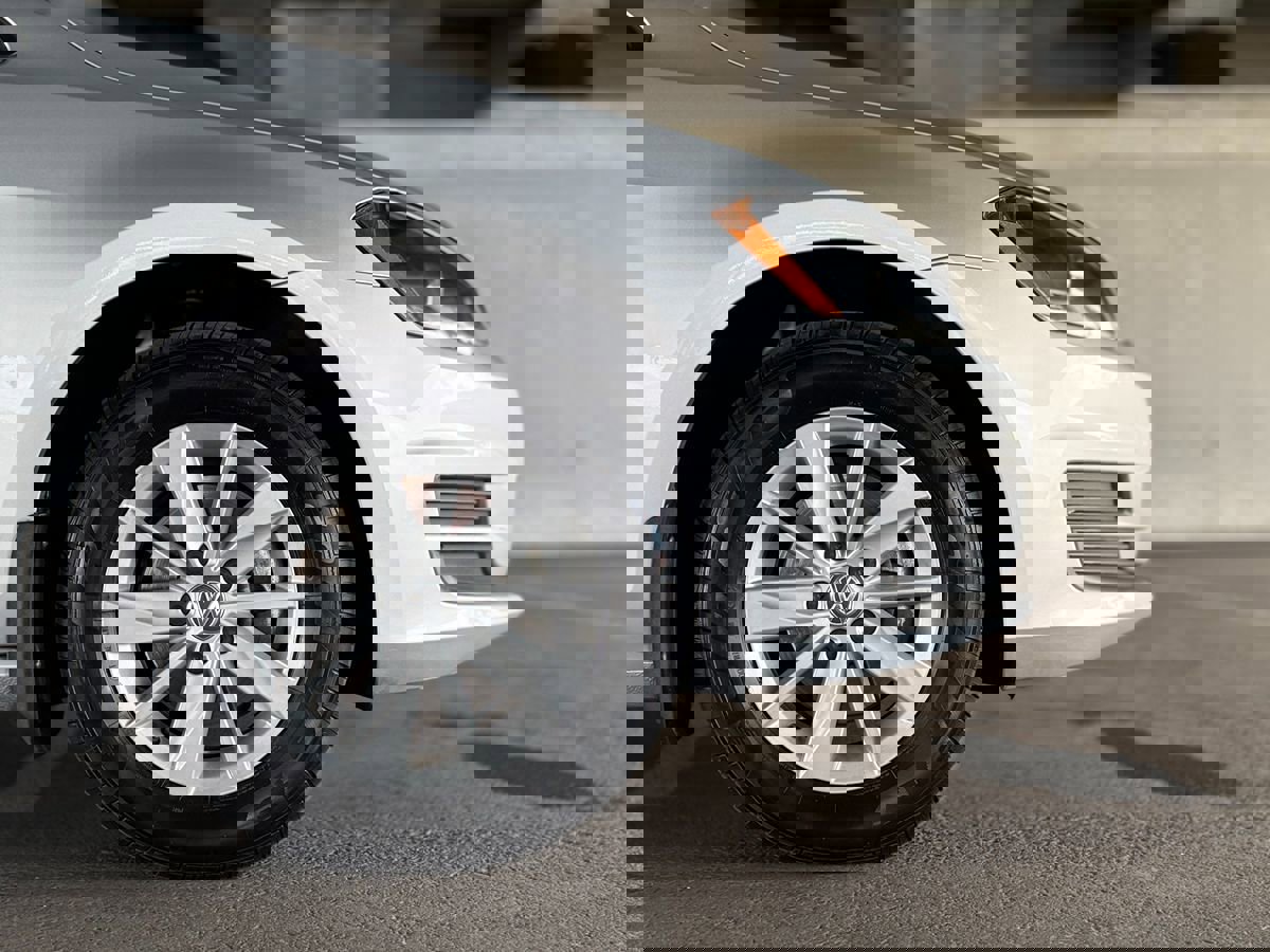 Used 2017 Volkswagen Golf S image 9