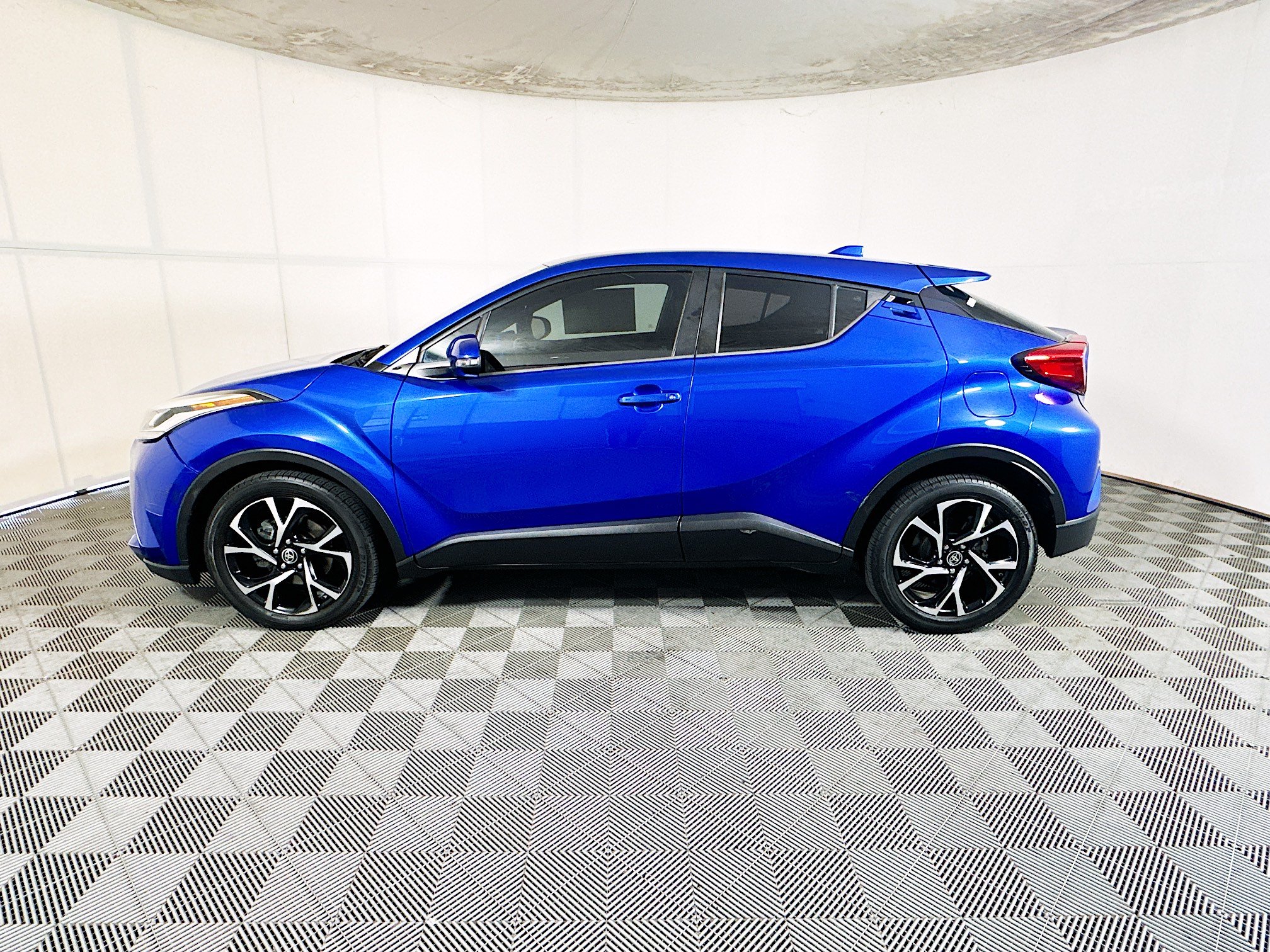 Used 2021 Toyota C-HR XLE FWD image 6