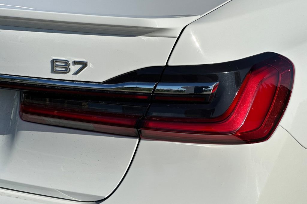 Used 2022 BMW ALPINA B7 xDrive w/ Luxury Rear Seating Package image 33