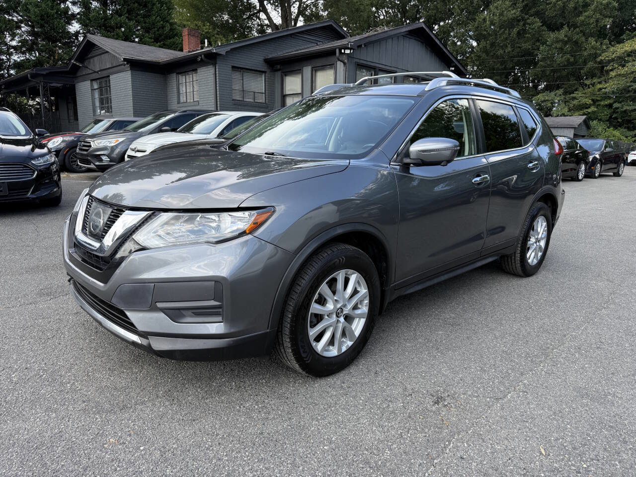 Used 2017 Nissan Rogue SV w/ SV Premium Package image 2