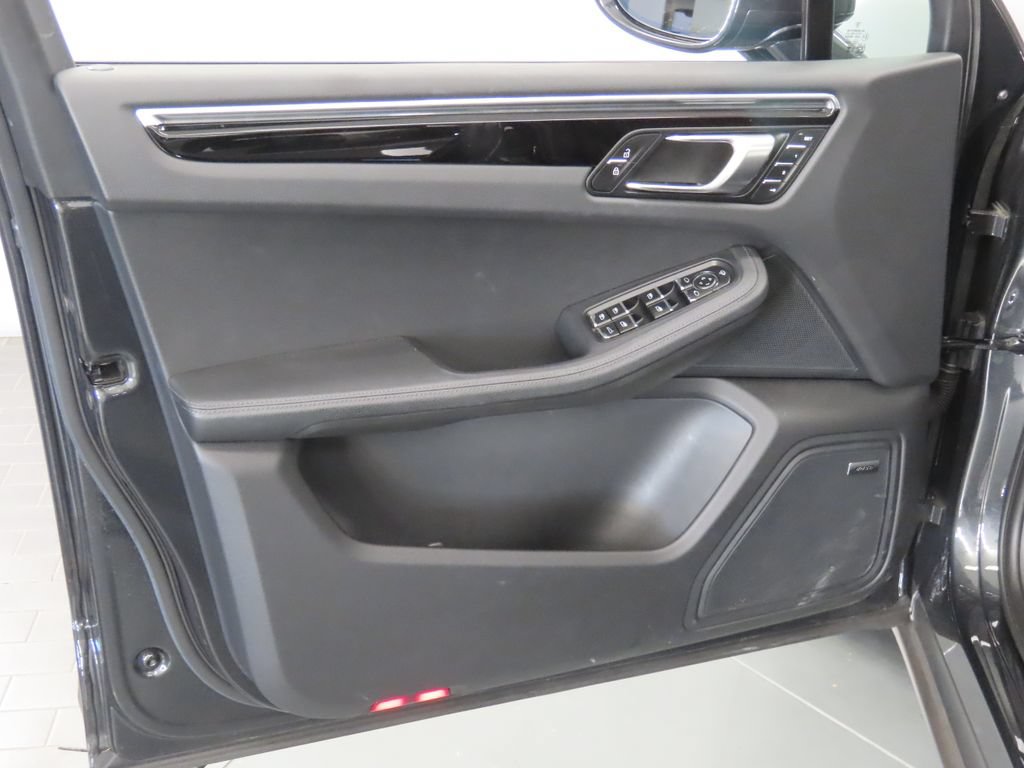 Certified 2025 Porsche Macan AWD/4WD image 34