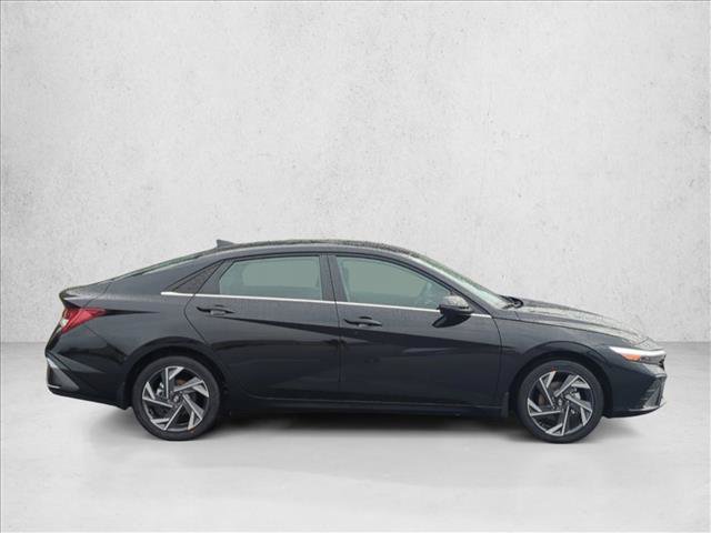 Certified 2025 Hyundai Elantra Limited FWD image 5
