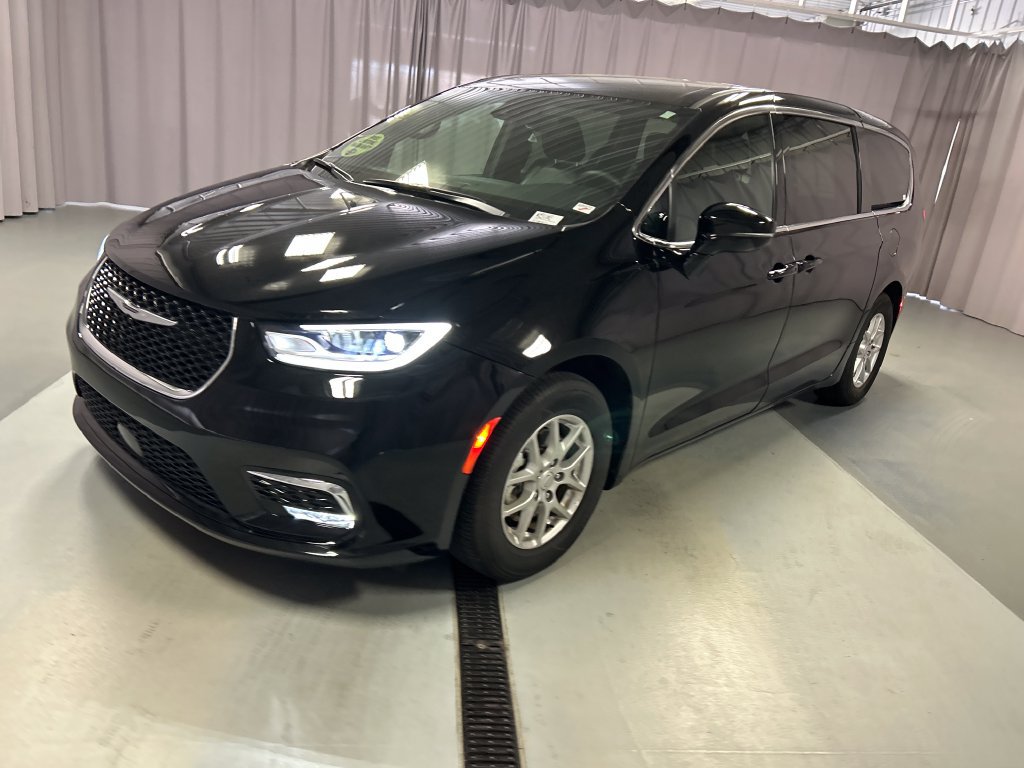 Used 2025 Chrysler Pacifica Select w/ Uconnect Theater Family Group FWD image 3